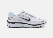 Nike P-6000 Platinum Tint Black gris clair avec tige en mesh, empiècements Platinum Tint, Swoosh noir et semelle rétro-running.