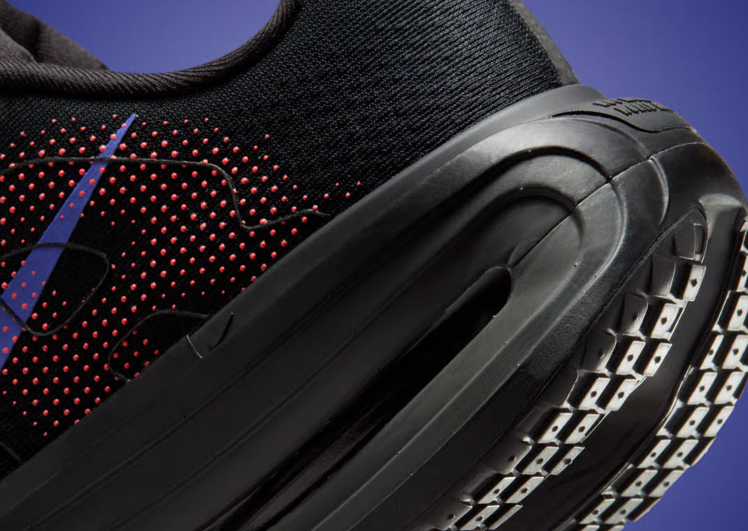 Sneakers Nike Vomero Premium femme en Black, Sapphire et Rose avec mesh respirant et amorti Zoom Air premium.