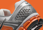Nike Zoom Vomero 5 en mesh respirant avec renforts synthétiques, coloris Platinum Tint et accents Safety Orange, amorti Zoom Air réactif. zoom arrière de la chaussure