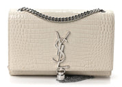 Saint Laurent Kate Tassel Crossbody Crocodile Embossed White en cuir de veau blanc embossé crocodile avec logo Cassandre, pompon et chaîne argentée.