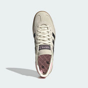adidas Juventus FC Handball Spezial KK3023, sneaker basse en suède blanc cassé avec trois bandes noires, talon rose et semelle gomme caramel.