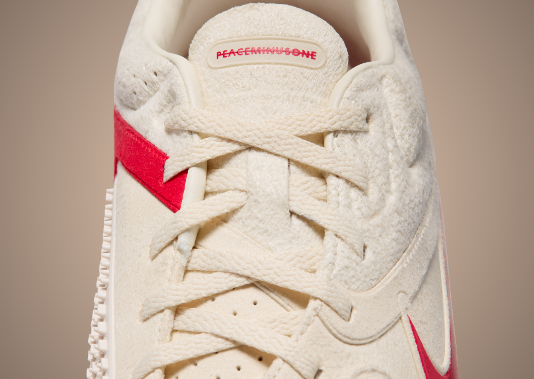 Sneaker Nike Cryoshot CTR360 Maestri II G-Dragon Peaceminusone Natural University Red avec tige crème, accents rouges, détails floraux signature et semelle Cryoshot futuriste.