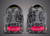 Sneaker Nike Air Max 95 LEGO Pixel Camo avec motif camouflage pixelisé inspiré de LEGO, unités Air visibles et design rétro-running iconique.