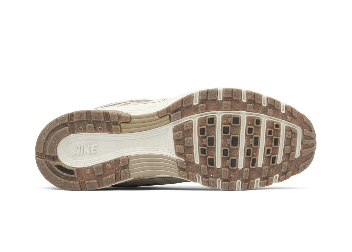 Nike P-6000 Light Orewood Brown beige et kaki avec tige en mesh, empiècements multicouches et semelle rétro-running.