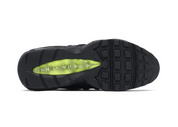 Nike Air Max 95 Denham en denim noir, gris et écru avec mesh blanc, détails Volt fluorescents et unités Max Air visibles.