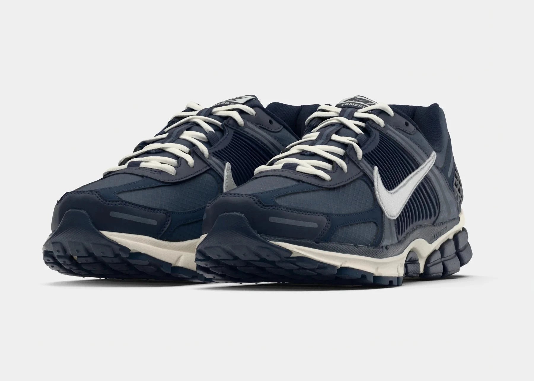 Sneakers Nike Zoom Vomero 5 SE en Blue Void et Midnight Navy avec mesh respirant et amorti Zoom Air premium.