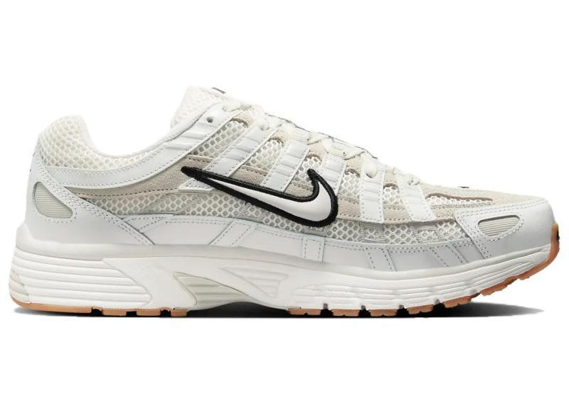 Nike P-6000 Premium Summit White crème avec tige en mesh, empiècements en cuir Light Bone et Phantom, Swoosh noir et semelle gomme.