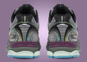 Saucony ProGrid Triumph 4 Winter Solstice Holographic, sneaker Saucony rétro-running au design Y2K avec empiècements techniques et détails holographiques.