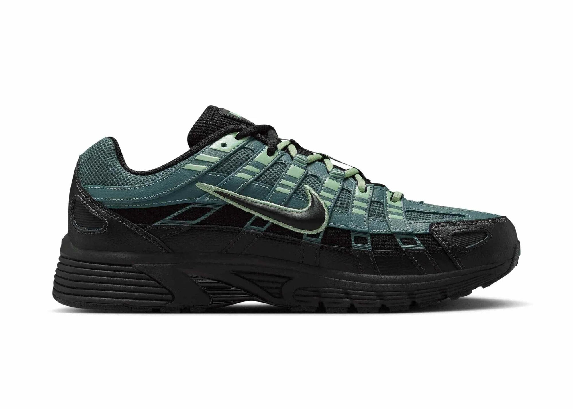 Nike P-6000 Anthracite Clay Green grise et noire avec tige textile, empiècements multicouches et détails vert Clay Green.