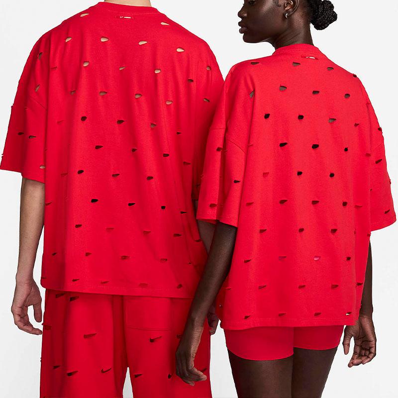 Jacquemus x Nike Le Swoosh T-shirt Dark Red à manches courtes, coloris rouge foncé, col rond et détail Swoosh Nike revisité dans l'univers minimaliste de Jacquemus porté de dos. 