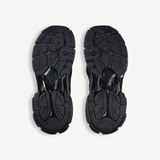 Texte alternatif (alt) :
Balenciaga Runner Matte Black avec tige en mesh respirant, empiècements synthétiques noirs, silhouette running déstructurée et semelle épaisse en caoutchouc au design contemporain.