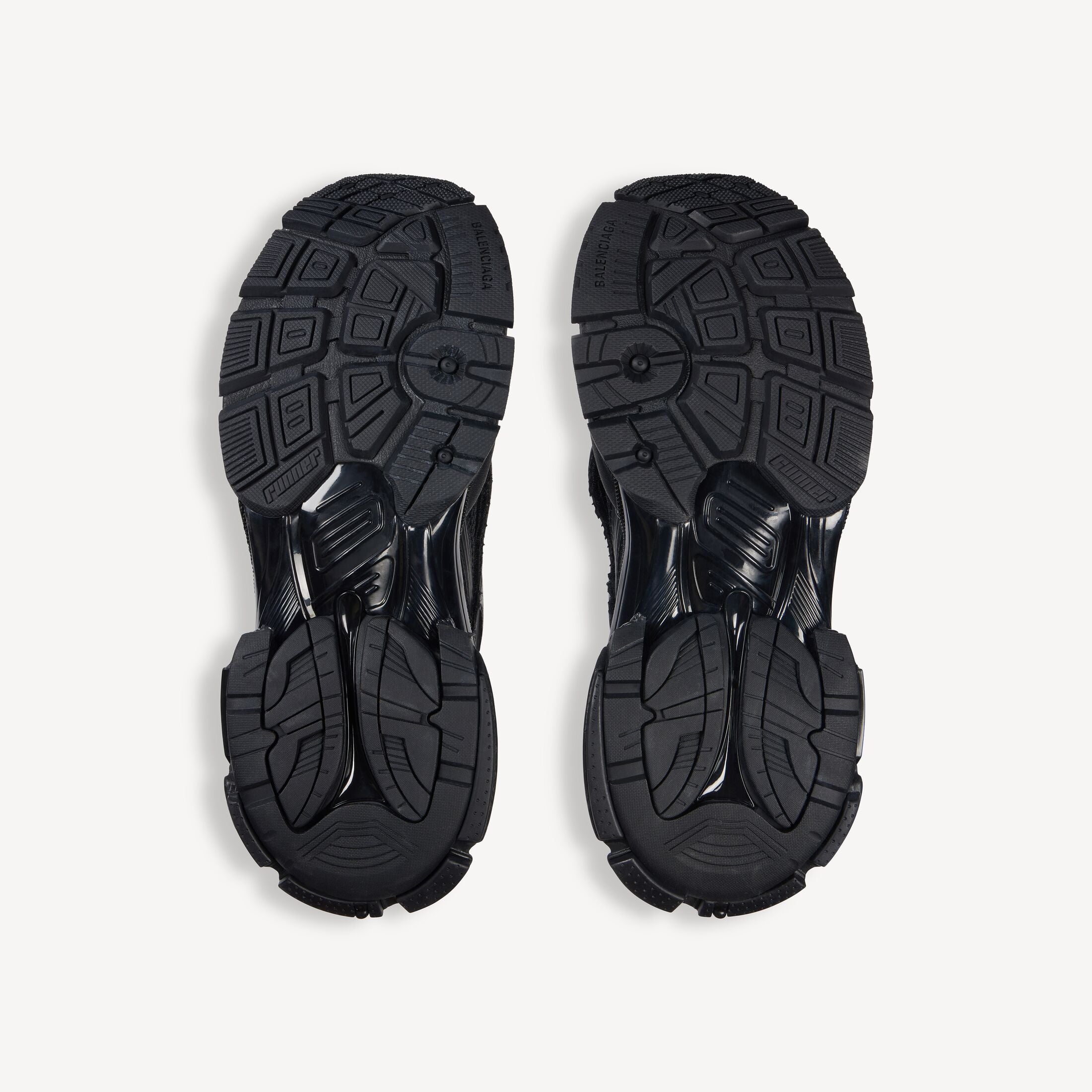 Texte alternatif (alt) :
Balenciaga Runner Matte Black avec tige en mesh respirant, empiècements synthétiques noirs, silhouette running déstructurée et semelle épaisse en caoutchouc au design contemporain.