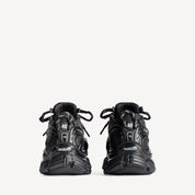 Texte alternatif (alt) :
Balenciaga Runner Matte Black avec tige en mesh respirant, empiècements synthétiques noirs, silhouette running déstructurée et semelle épaisse en caoutchouc au design contemporain.