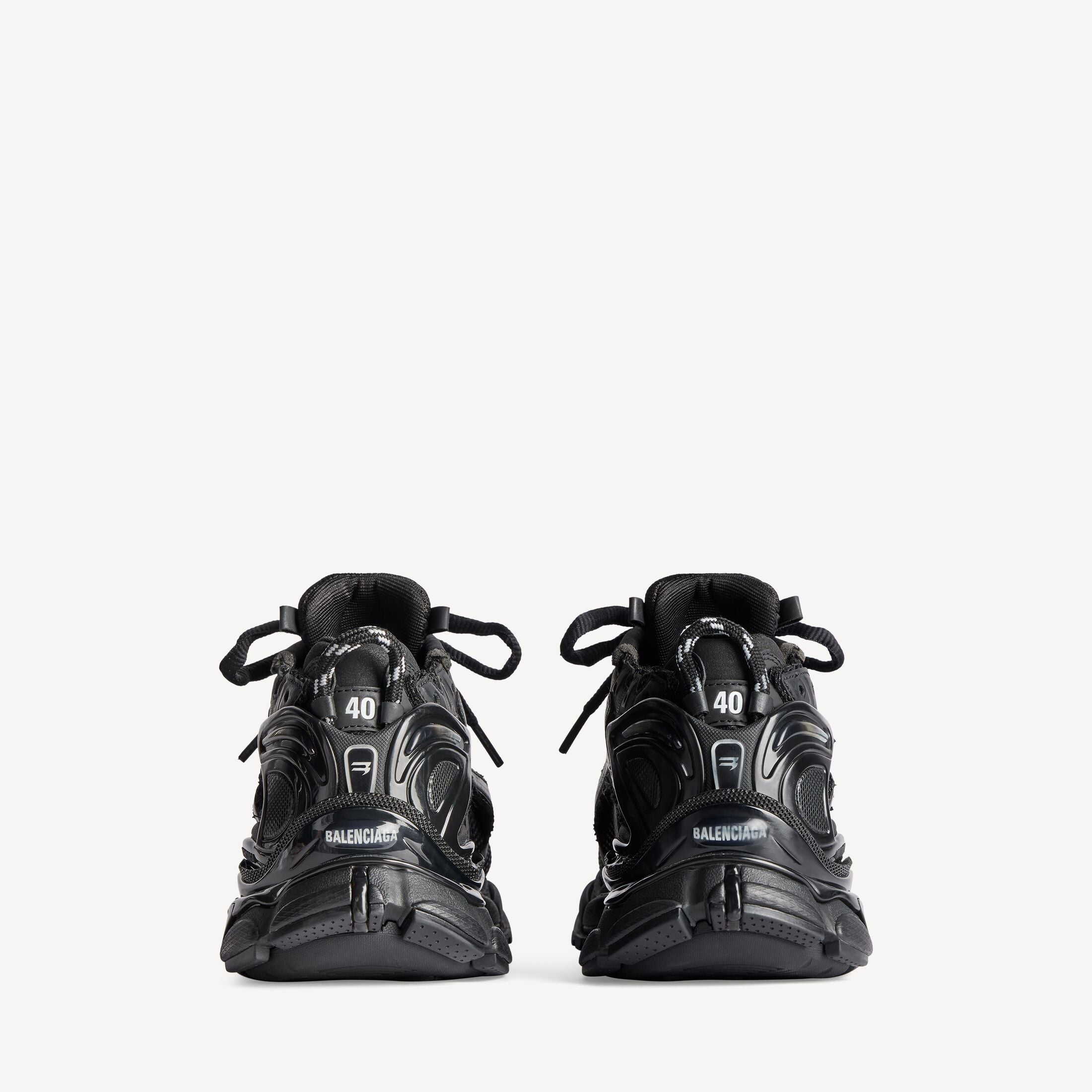 Texte alternatif (alt) :
Balenciaga Runner Matte Black avec tige en mesh respirant, empiècements synthétiques noirs, silhouette running déstructurée et semelle épaisse en caoutchouc au design contemporain.
