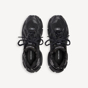 Texte alternatif (alt) :
Balenciaga Runner Matte Black avec tige en mesh respirant, empiècements synthétiques noirs, silhouette running déstructurée et semelle épaisse en caoutchouc au design contemporain.