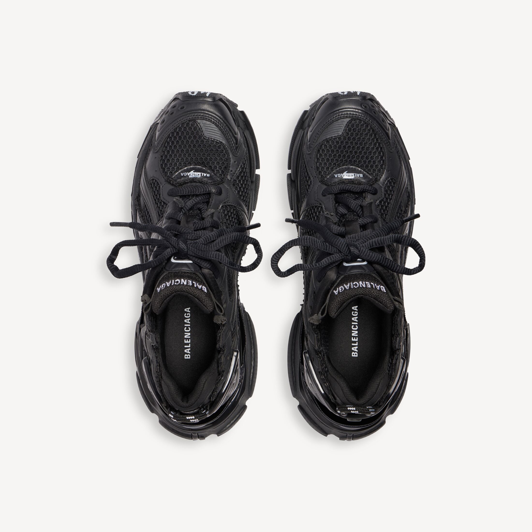 Texte alternatif (alt) :
Balenciaga Runner Matte Black avec tige en mesh respirant, empiècements synthétiques noirs, silhouette running déstructurée et semelle épaisse en caoutchouc au design contemporain.