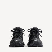 Texte alternatif (alt) :
Balenciaga Runner Matte Black avec tige en mesh respirant, empiècements synthétiques noirs, silhouette running déstructurée et semelle épaisse en caoutchouc au design contemporain.