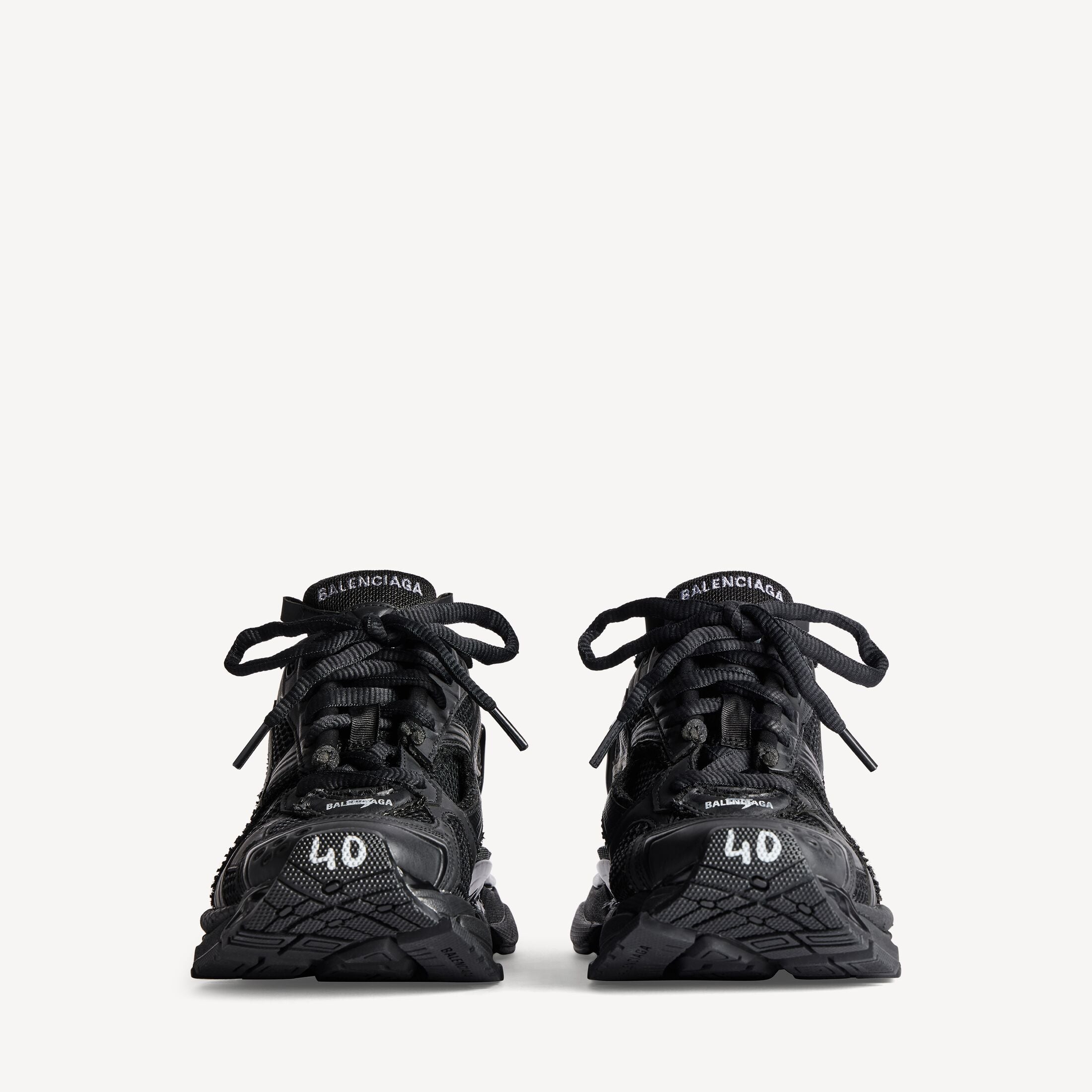 Texte alternatif (alt) :
Balenciaga Runner Matte Black avec tige en mesh respirant, empiècements synthétiques noirs, silhouette running déstructurée et semelle épaisse en caoutchouc au design contemporain.