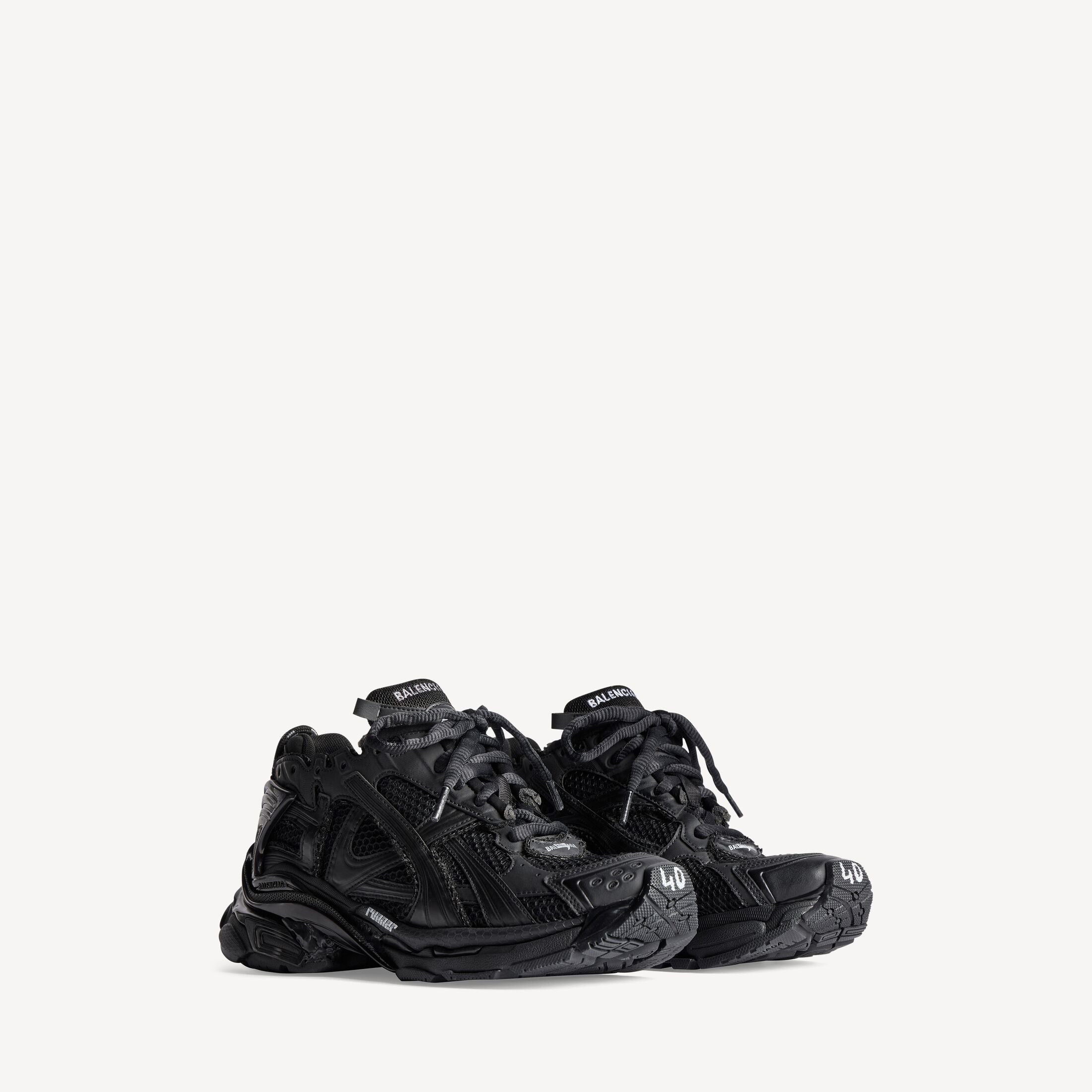 Texte alternatif (alt) :
Balenciaga Runner Matte Black avec tige en mesh respirant, empiècements synthétiques noirs, silhouette running déstructurée et semelle épaisse en caoutchouc au design contemporain.