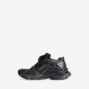 Texte alternatif (alt) :
Balenciaga Runner Matte Black avec tige en mesh respirant, empiècements synthétiques noirs, silhouette running déstructurée et semelle épaisse en caoutchouc au design contemporain.