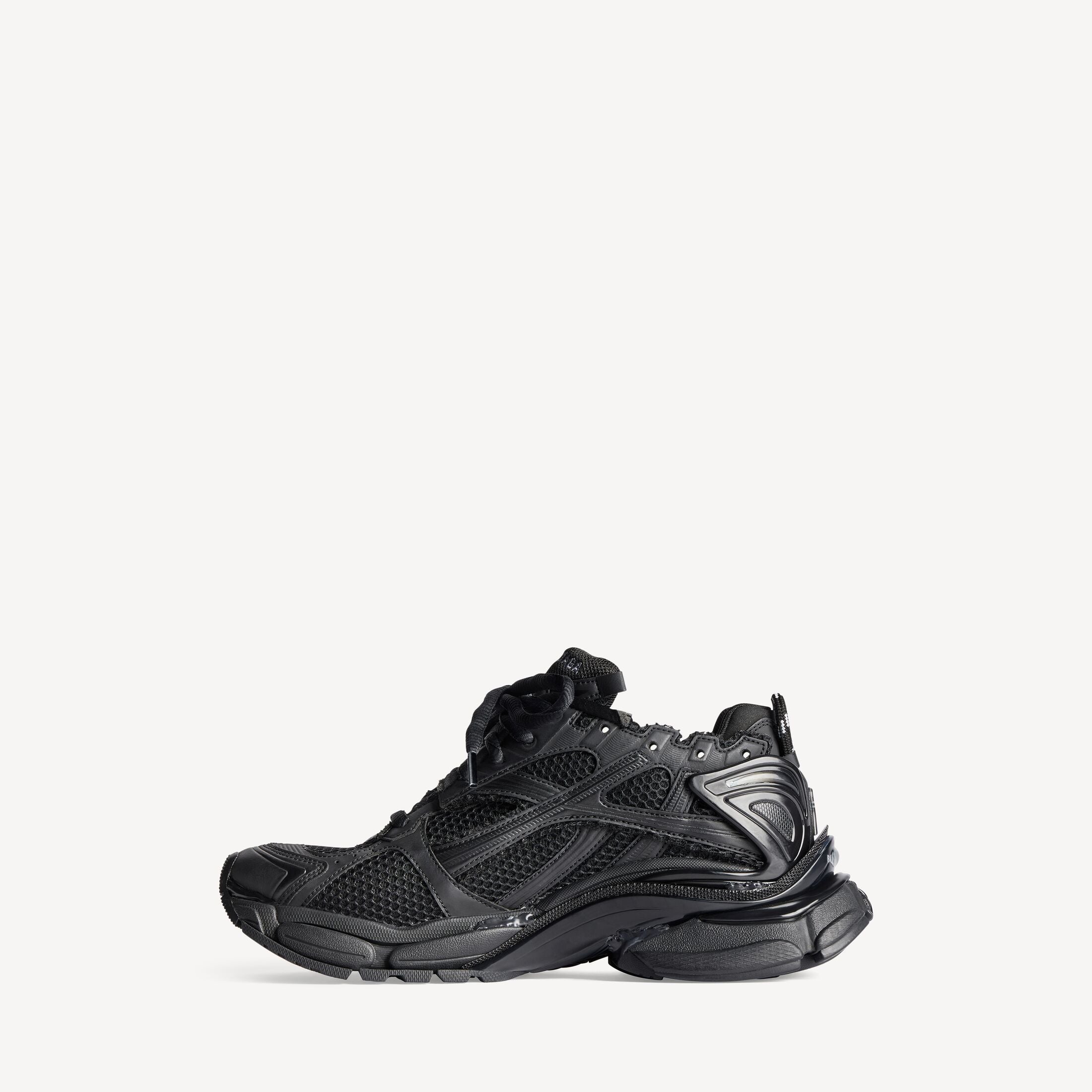 Texte alternatif (alt) :
Balenciaga Runner Matte Black avec tige en mesh respirant, empiècements synthétiques noirs, silhouette running déstructurée et semelle épaisse en caoutchouc au design contemporain.