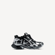 Balenciaga Runner Black Silver avec tige en mesh respirant, empiècements en cuir et matières synthétiques noirs et argentés, silhouette running déstructurée et semelle épaisse en caoutchouc.