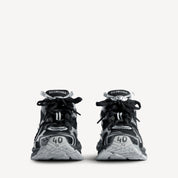 Balenciaga Runner Black Silver avec tige en mesh respirant, empiècements en cuir et matières synthétiques noirs et argentés, silhouette running déstructurée et semelle épaisse en caoutchouc.