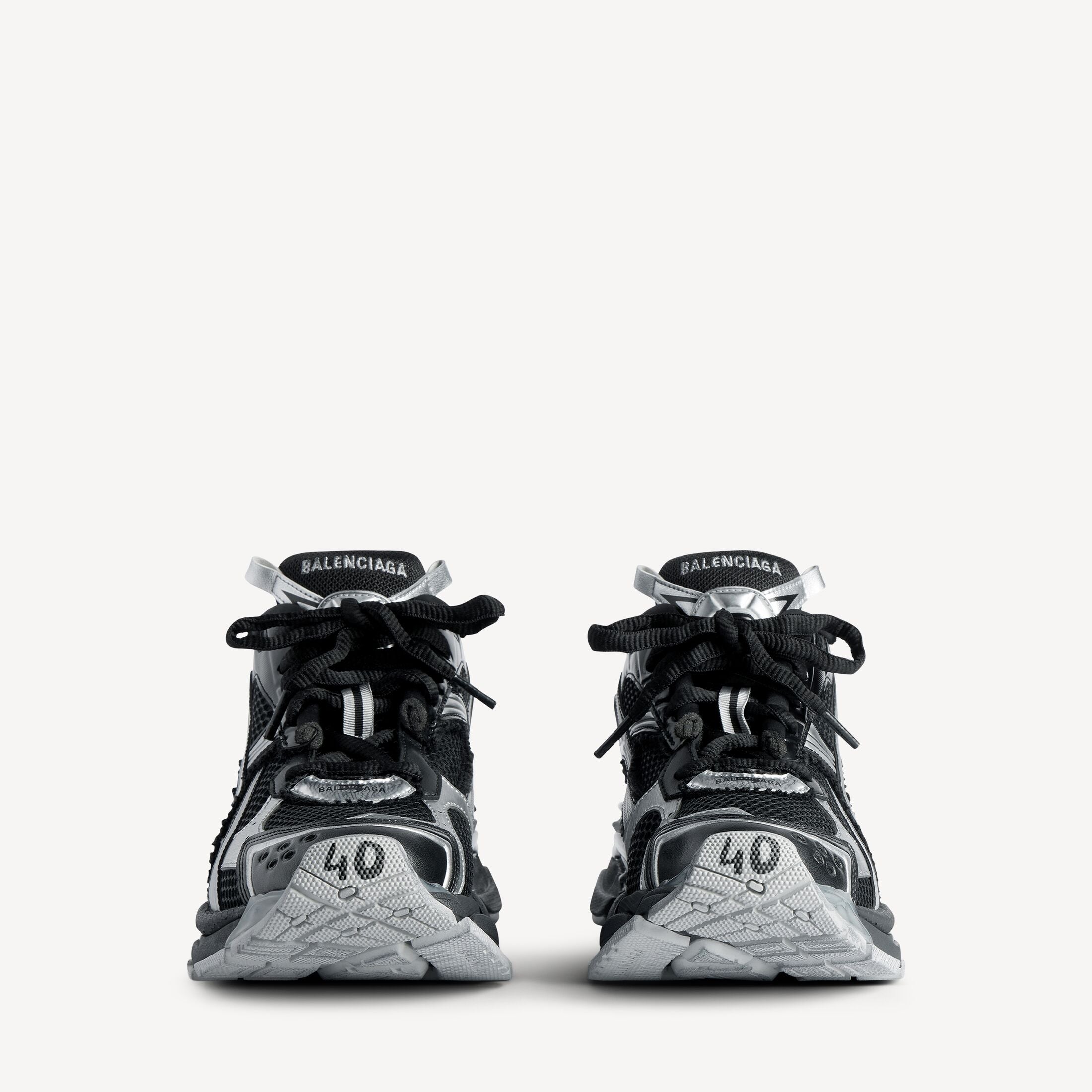 Balenciaga Runner Black Silver avec tige en mesh respirant, empiècements en cuir et matières synthétiques noirs et argentés, silhouette running déstructurée et semelle épaisse en caoutchouc.