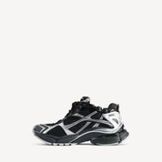 Balenciaga Runner Black Silver avec tige en mesh respirant, empiècements en cuir et matières synthétiques noirs et argentés, silhouette running déstructurée et semelle épaisse en caoutchouc.