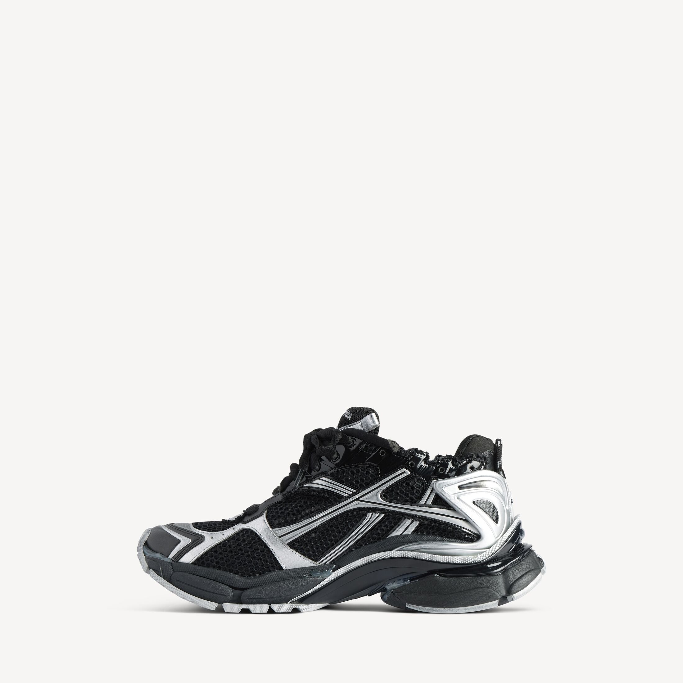 Balenciaga Runner Black Silver avec tige en mesh respirant, empiècements en cuir et matières synthétiques noirs et argentés, silhouette running déstructurée et semelle épaisse en caoutchouc.