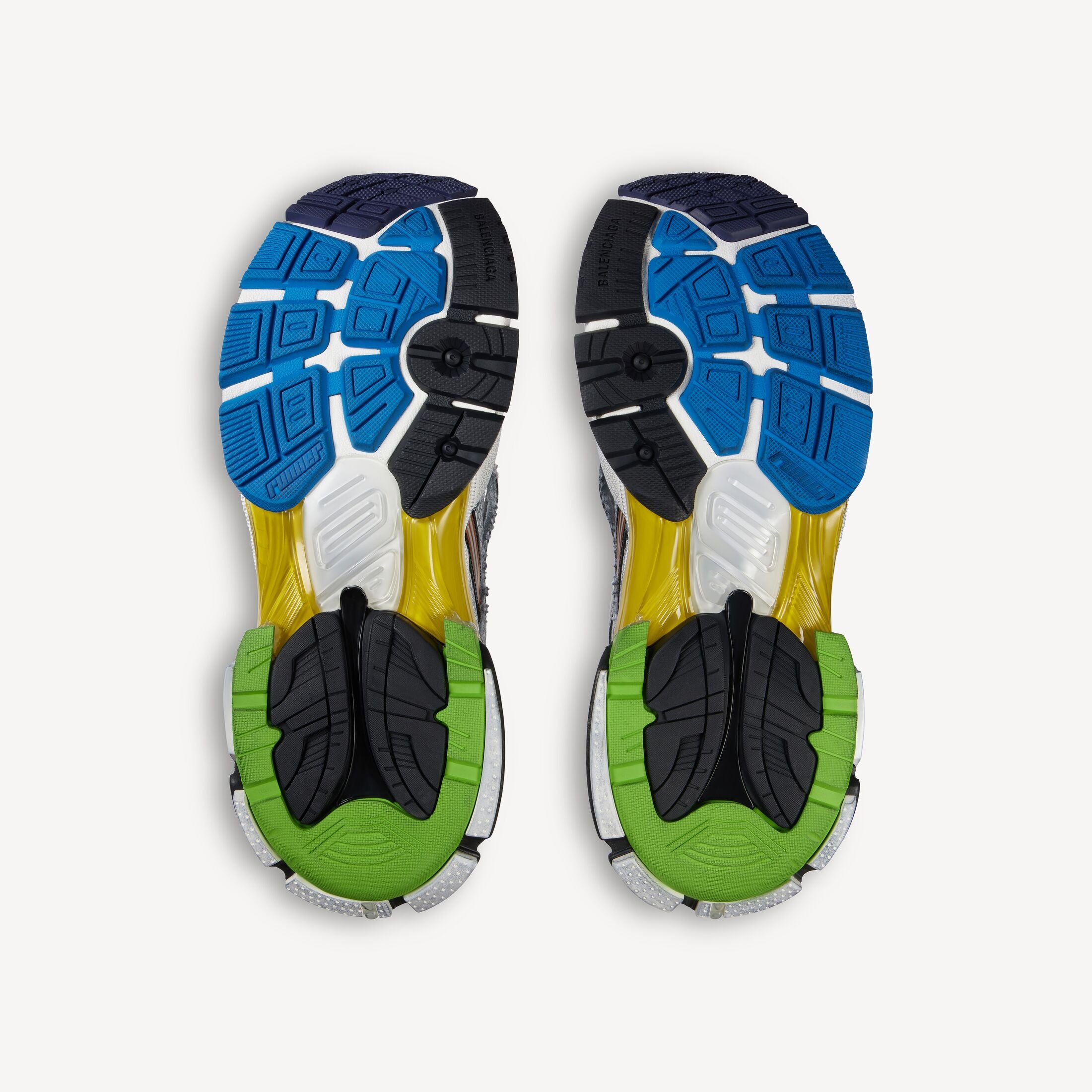 Balenciaga Runner Multicolor avec tige en mesh respirant, empiècements en cuir et matières synthétiques multicolores, silhouette running déstructurée et semelle épaisse en caoutchouc.