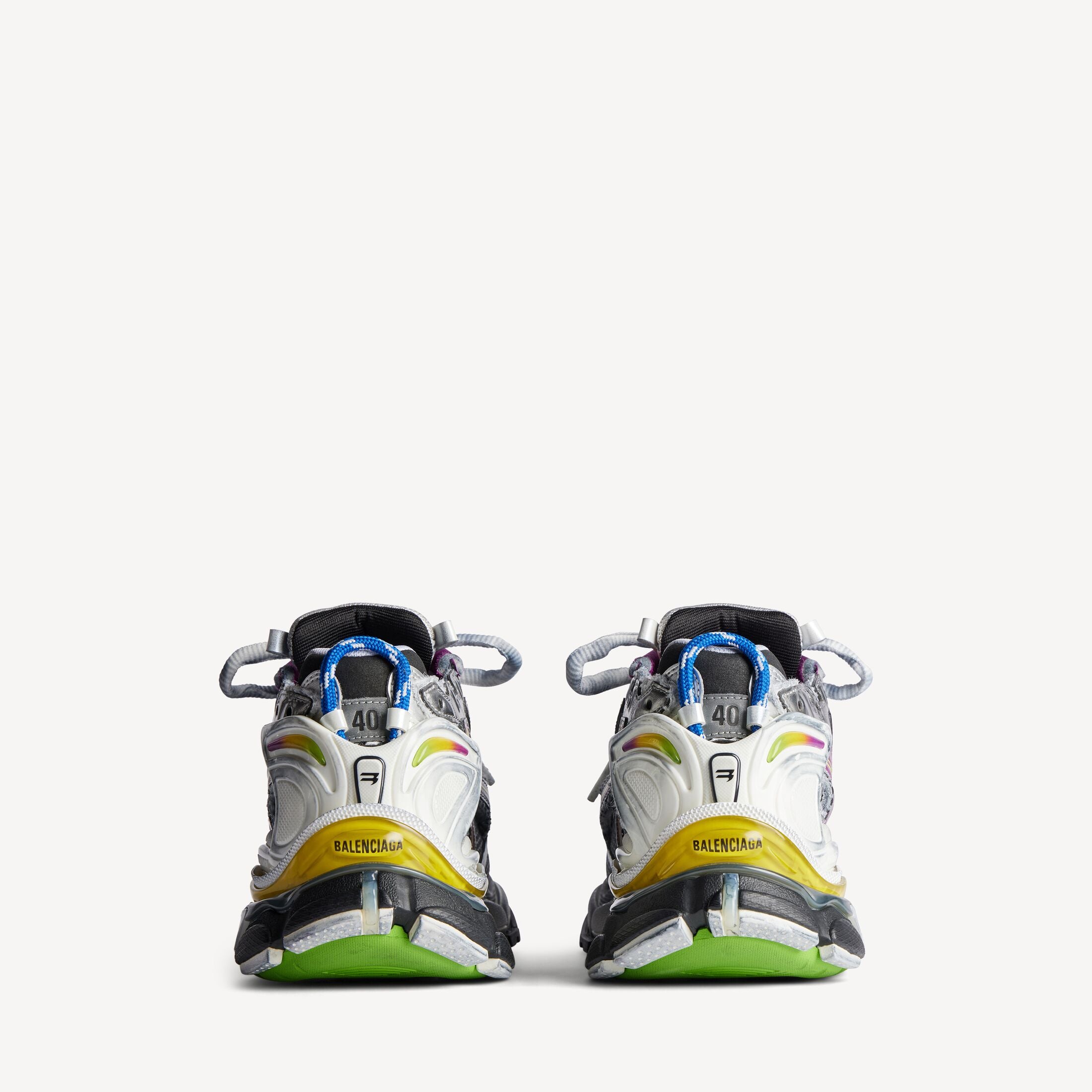 Balenciaga Runner Multicolor avec tige en mesh respirant, empiècements en cuir et matières synthétiques multicolores, silhouette running déstructurée et semelle épaisse en caoutchouc.