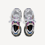 Balenciaga Runner Multicolor avec tige en mesh respirant, empiècements en cuir et matières synthétiques multicolores, silhouette running déstructurée et semelle épaisse en caoutchouc.