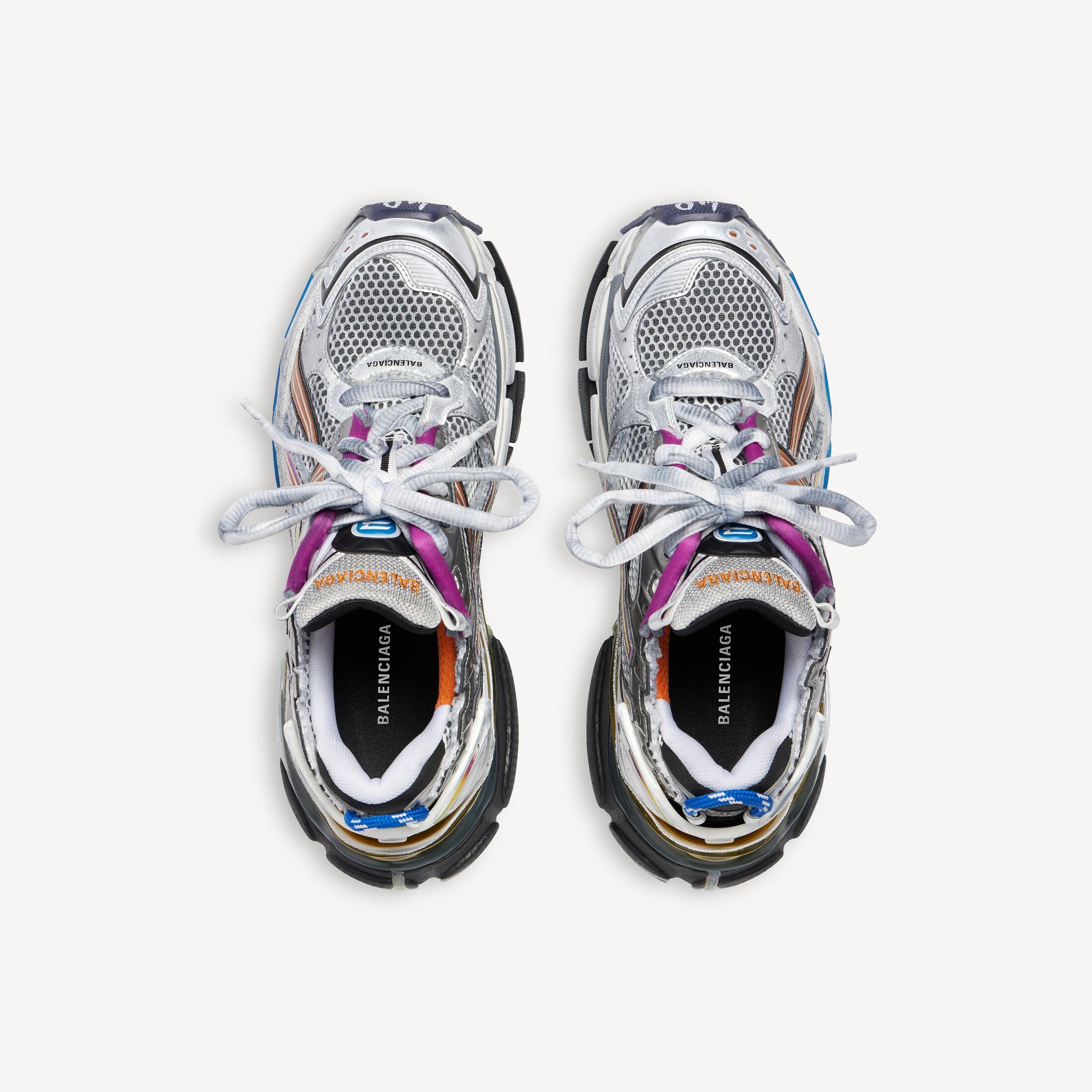 Balenciaga Runner Multicolor avec tige en mesh respirant, empiècements en cuir et matières synthétiques multicolores, silhouette running déstructurée et semelle épaisse en caoutchouc.