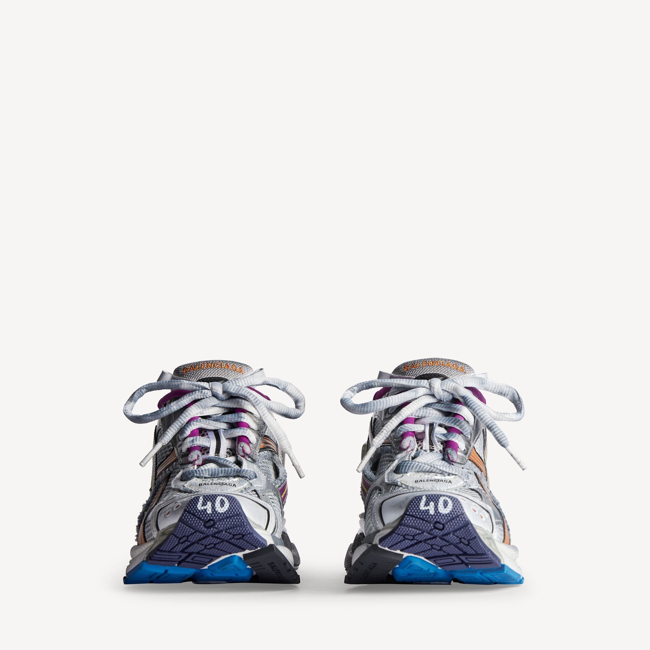 Balenciaga Runner Multicolor avec tige en mesh respirant, empiècements en cuir et matières synthétiques multicolores, silhouette running déstructurée et semelle épaisse en caoutchouc.