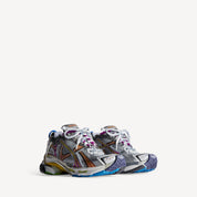 Balenciaga Runner Multicolor avec tige en mesh respirant, empiècements en cuir et matières synthétiques multicolores, silhouette running déstructurée et semelle épaisse en caoutchouc.