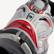 Balenciaga Runner Gradient Grey Red Black d’occasion, mesh et cuir premium, dégradé gris, rouge et noir, sneaker de luxe en bon état général.