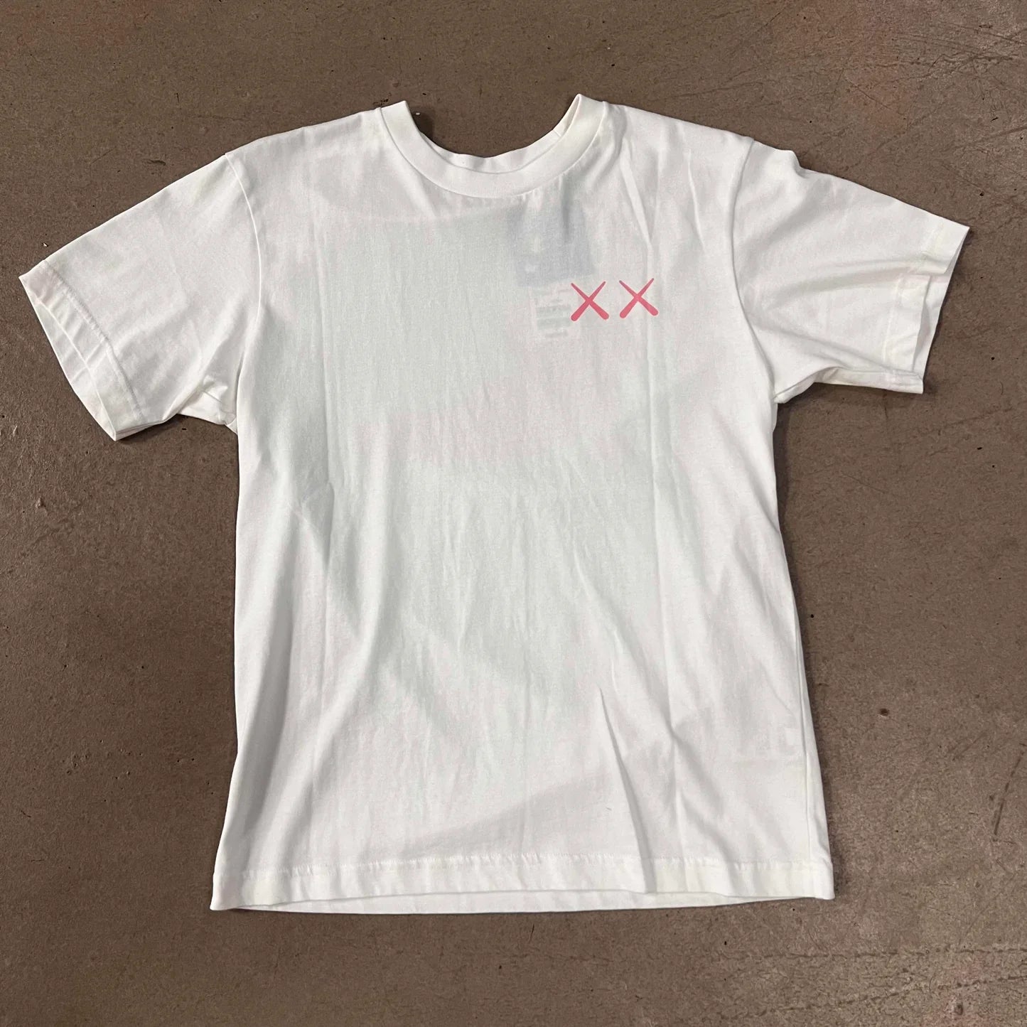 Tee-shirt UNIQLO x KAWS Pink – t-shirt blanc en coton avec imprimé rose signé KAWS, vue de face