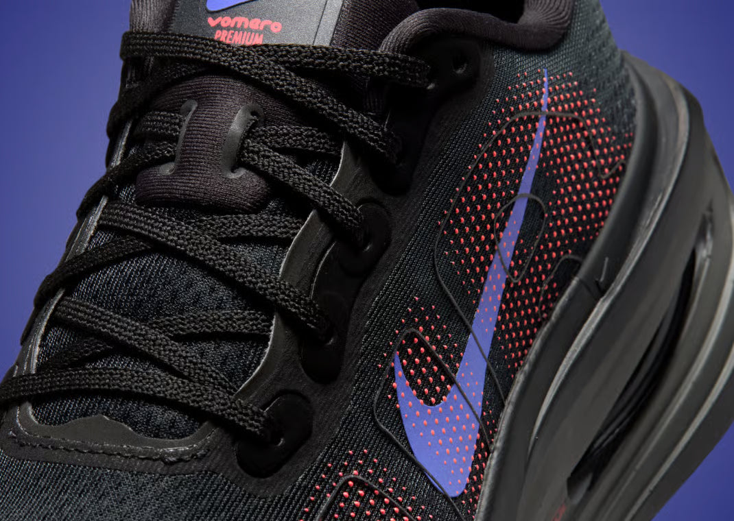 Sneakers Nike Vomero Premium femme en Black, Sapphire et Rose avec mesh respirant et amorti Zoom Air premium.