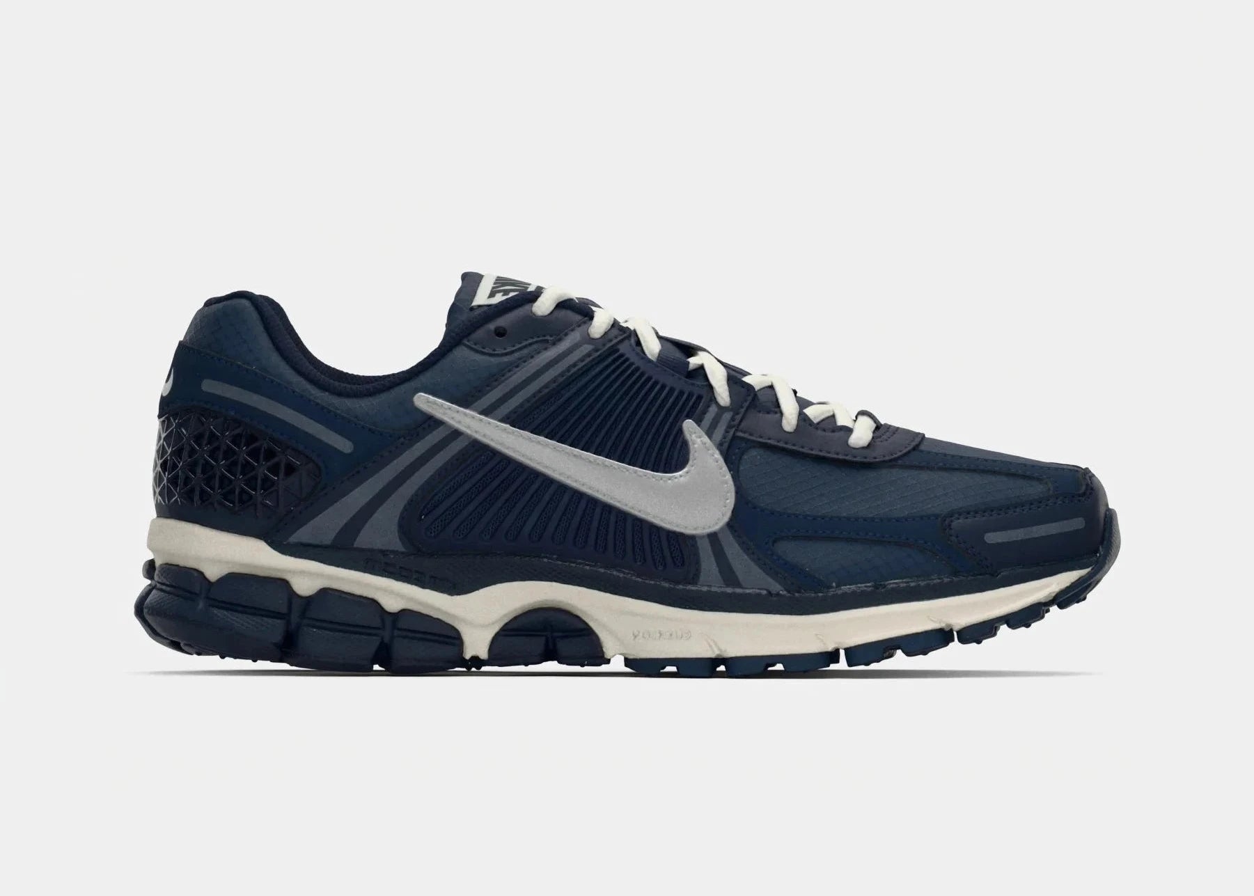 Sneakers Nike Zoom Vomero 5 SE en Blue Void et Midnight Navy avec mesh respirant et amorti Zoom Air premium.