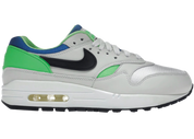 Image de la Nike Air Max 1 DNA CH.1 Green Royal, sneaker en mesh, cuir et suede avec accents verts et bleus et bulle d’air visible. (vue de profil)