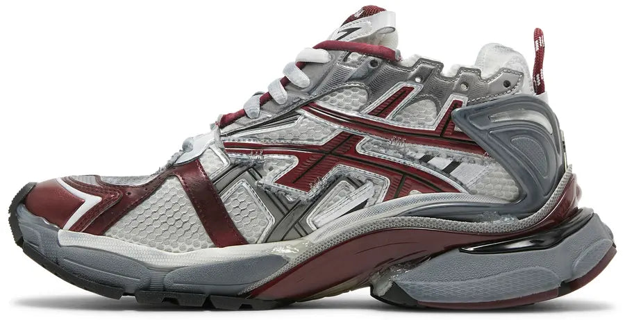 Balenciaga Runner Burgundy Grey avec tige en mesh respirant, empiècements en cuir et matières synthétiques bordeaux et gris, silhouette running déstructurée et semelle épaisse en caoutchouc.