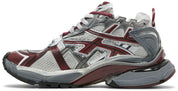 Balenciaga Runner Burgundy Grey avec tige en mesh respirant, empiècements en cuir et matières synthétiques bordeaux et gris, silhouette running déstructurée et semelle épaisse en caoutchouc.