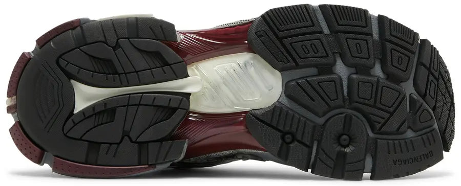 Balenciaga Runner Burgundy Grey avec tige en mesh respirant, empiècements en cuir et matières synthétiques bordeaux et gris, silhouette running déstructurée et semelle épaisse en caoutchouc.