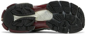Balenciaga Runner Burgundy Grey avec tige en mesh respirant, empiècements en cuir et matières synthétiques bordeaux et gris, silhouette running déstructurée et semelle épaisse en caoutchouc.