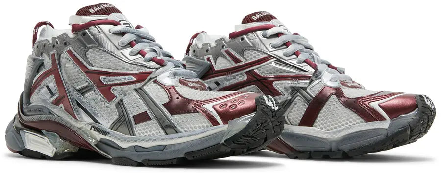 Balenciaga Runner Burgundy Grey avec tige en mesh respirant, empiècements en cuir et matières synthétiques bordeaux et gris, silhouette running déstructurée et semelle épaisse en caoutchouc.