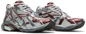 Balenciaga Runner Burgundy Grey avec tige en mesh respirant, empiècements en cuir et matières synthétiques bordeaux et gris, silhouette running déstructurée et semelle épaisse en caoutchouc.