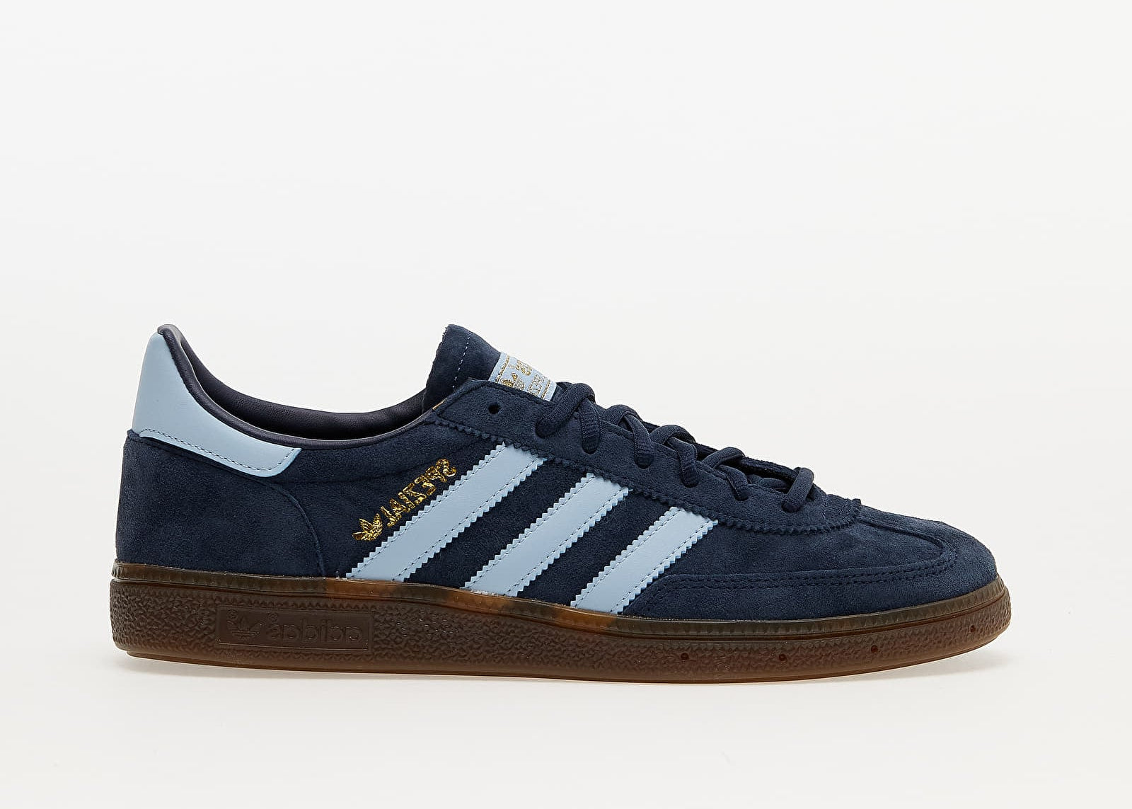 adidas Handball Spezial Collegiate Navy Clear Sky BD7633, sneaker basse en suède bleu marine avec trois bandes bleu ciel et semelle gomme marron.
