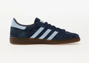 adidas Handball Spezial Collegiate Navy Clear Sky BD7633, sneaker basse en suède bleu marine avec trois bandes bleu ciel et semelle gomme marron.