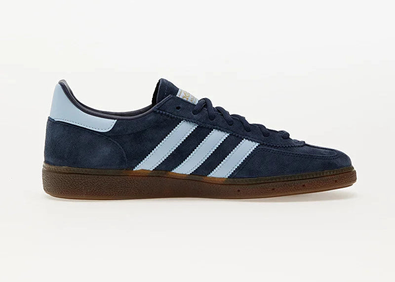 adidas Handball Spezial Collegiate Navy Clear Sky BD7633, sneaker basse en suède bleu marine avec trois bandes bleu ciel et semelle gomme marron.